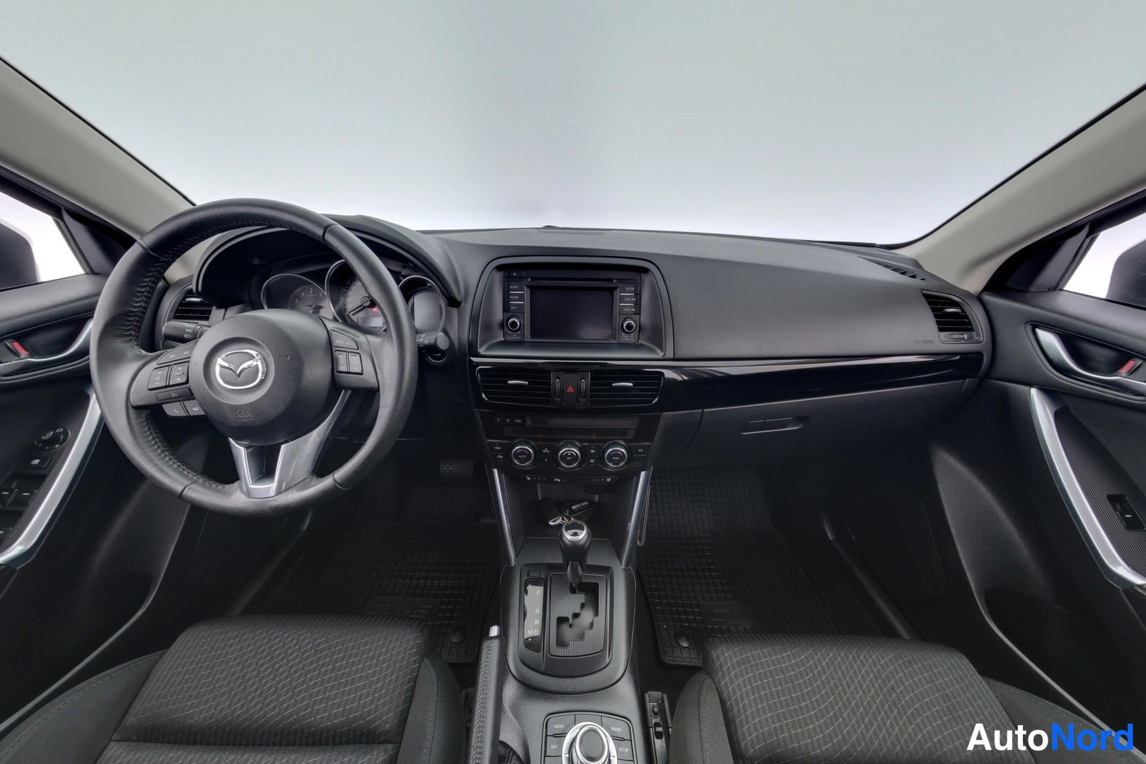 Valkoinen Mazda CX-5 2014, ohjaamo, kuva 7