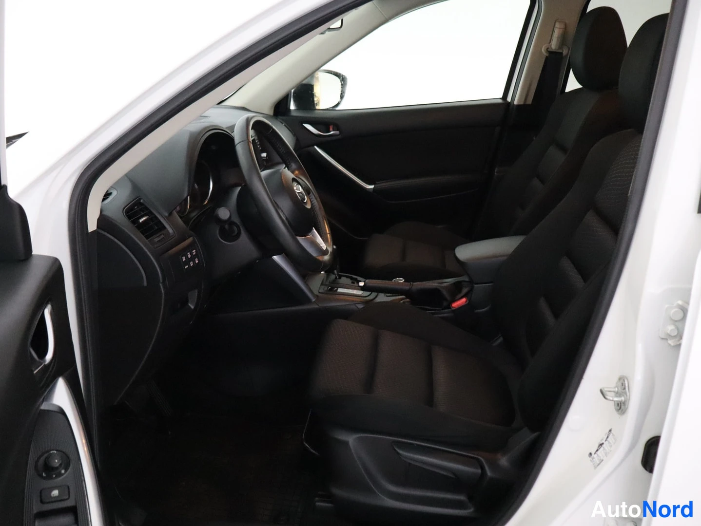 Valkoinen Mazda CX-5 2014, ohjaamo, kuva 8