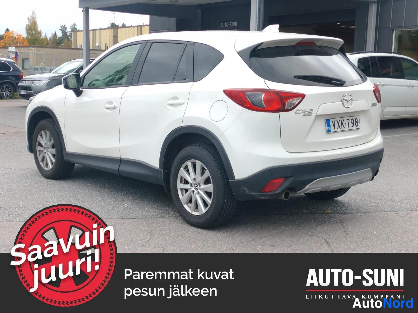 Takaviisto: Valkoinen Mazda CX-5 -henkilöauto takaa oikealta kolmannelta kuvattuna, rekisteritunnus ja CX-5-merkintä takaluukussa.