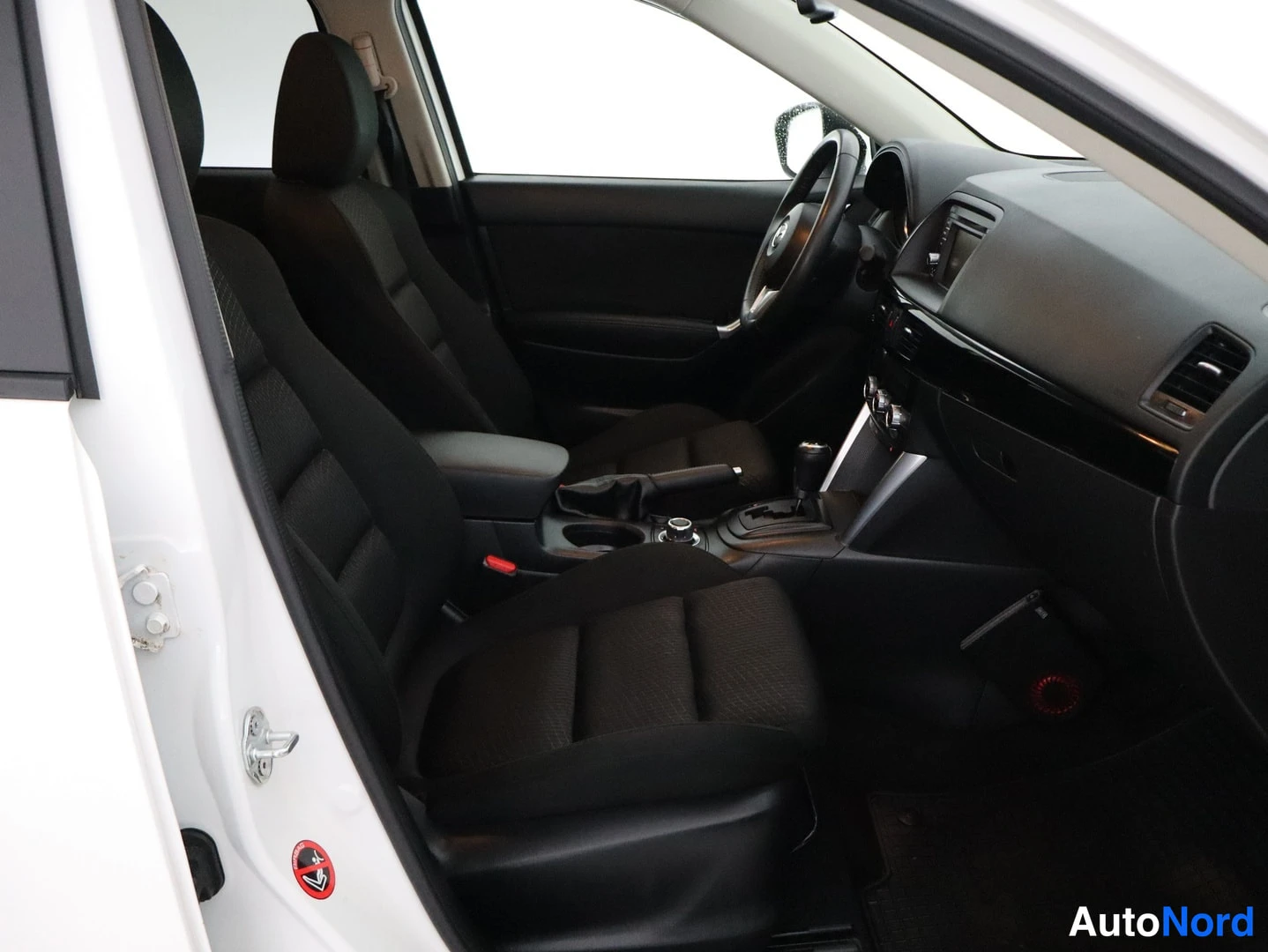 Valkoinen Mazda CX-5 2014, ohjaamo, kuva 9
