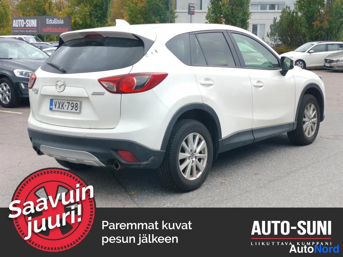 Takaviisto: Valkoisen Mazda CX-5:n takakolmasosakuva; rekisterikilpi, takavilkut ja korin sivut näkyvissä.