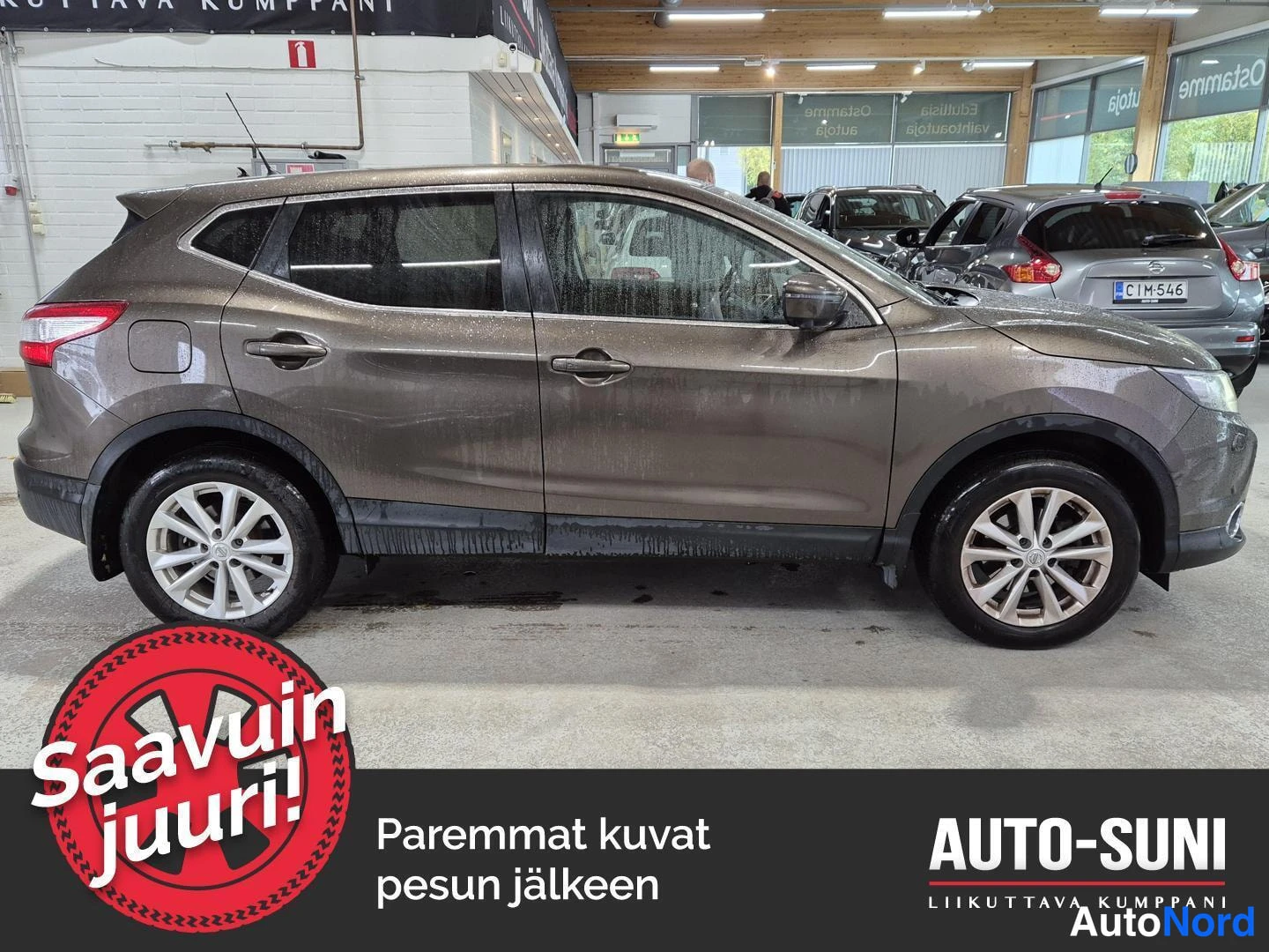 Sivulta: Ruskea Nissan Qashqai kylkikuvasta vasemmalta, rekisteritunnus näkyy ympäröivän auton kyljessä.
