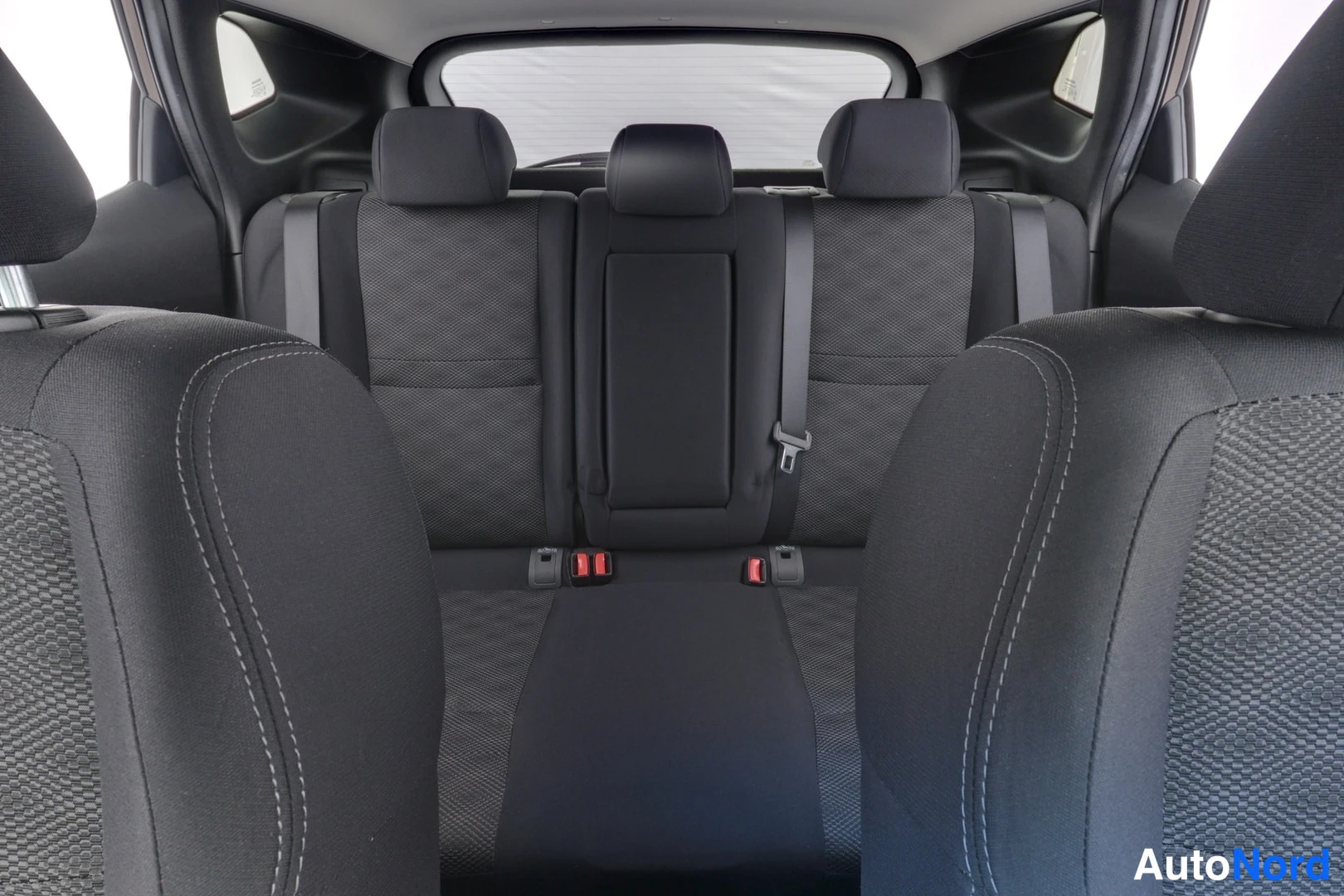 Ruskea Nissan Qashqai 2017, takaistuimet, kuva 10