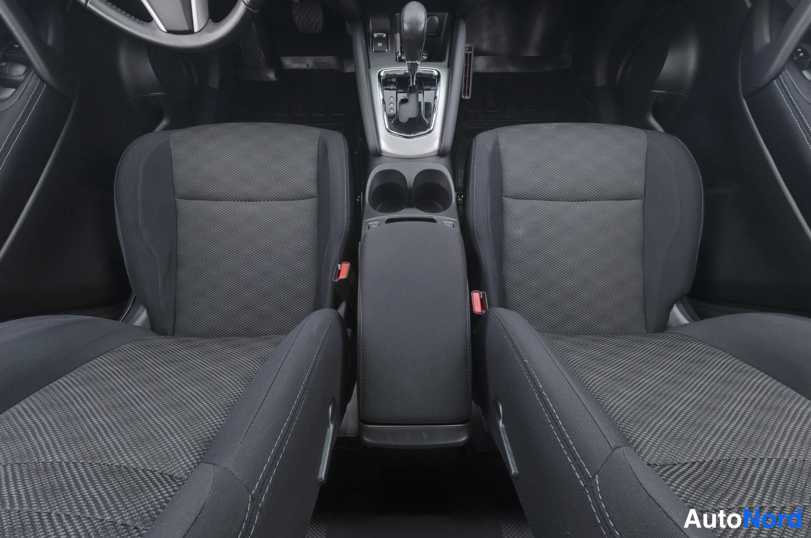 Ruskea Nissan Qashqai 2017, etuistuimet, kuva 9