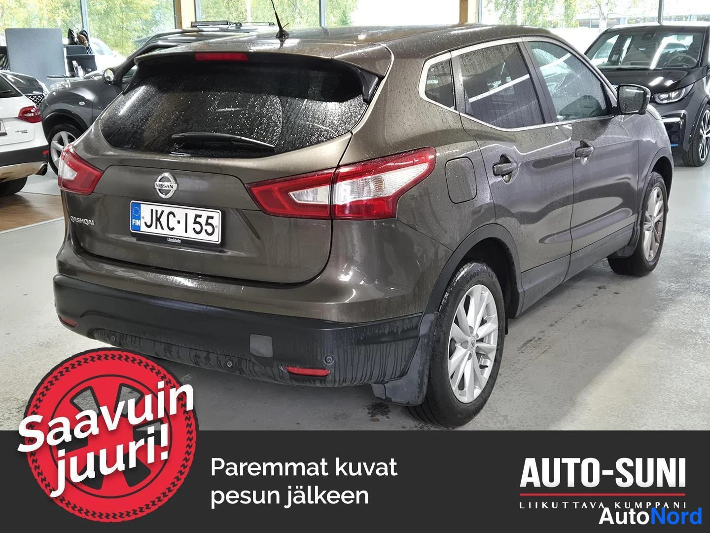 Takaviisto: Ruskea Nissan Qashqai takakolmasosa-neljäsosakulmasta takasivustaan, rekisteritunnus.