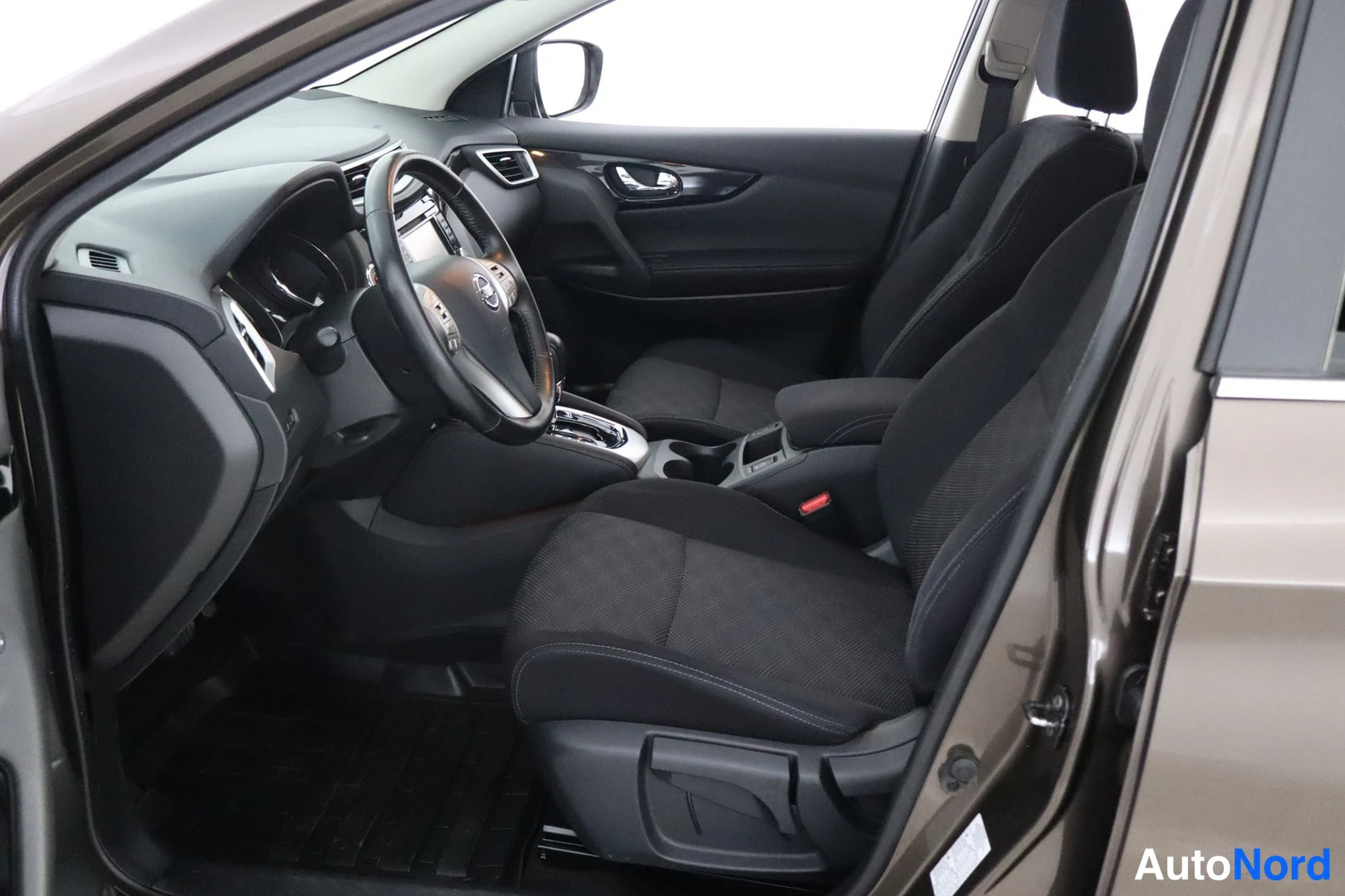 Ruskea Nissan Qashqai 2017, ohjaamo, kuva 8