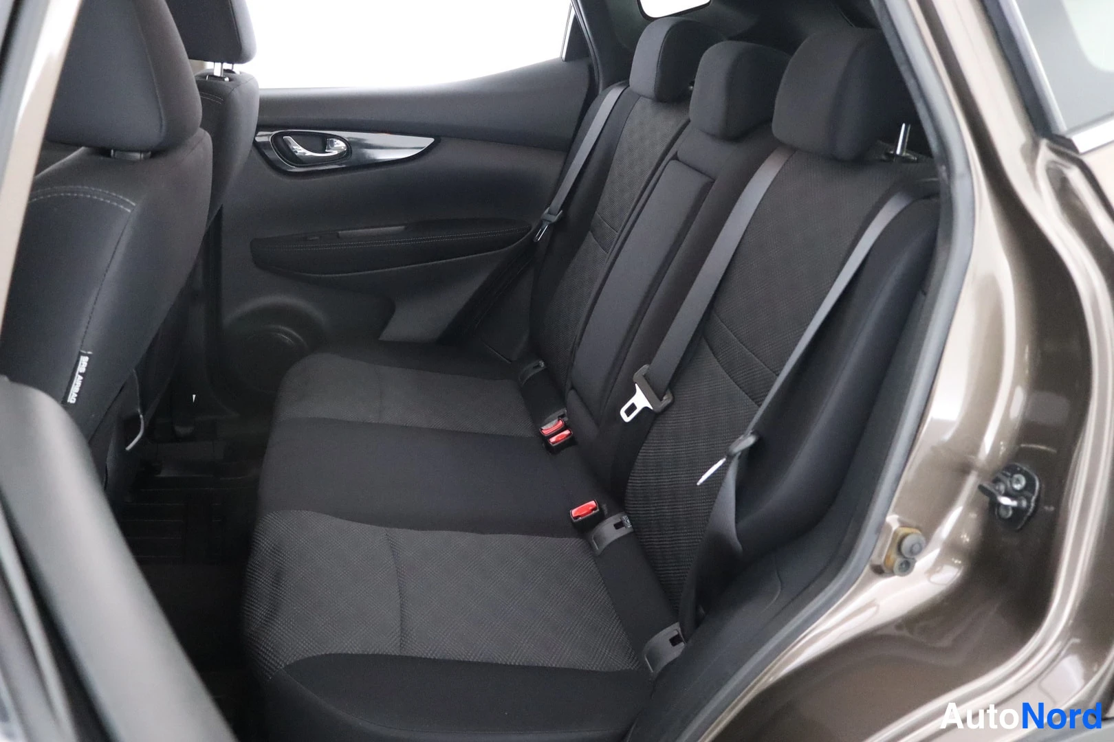 Ruskea Nissan Qashqai 2017, takaistuimet, kuva 11