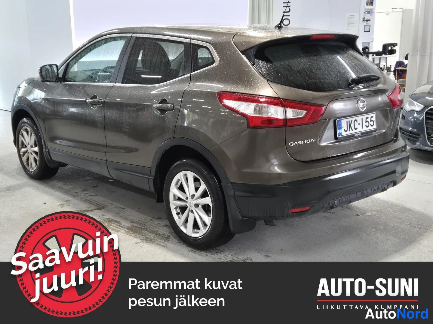 Takaviisto: Ruskea Nissan Qashqai takakolmasosa-neljäsosakulmasta takasivustaan, rekisteritunnus.