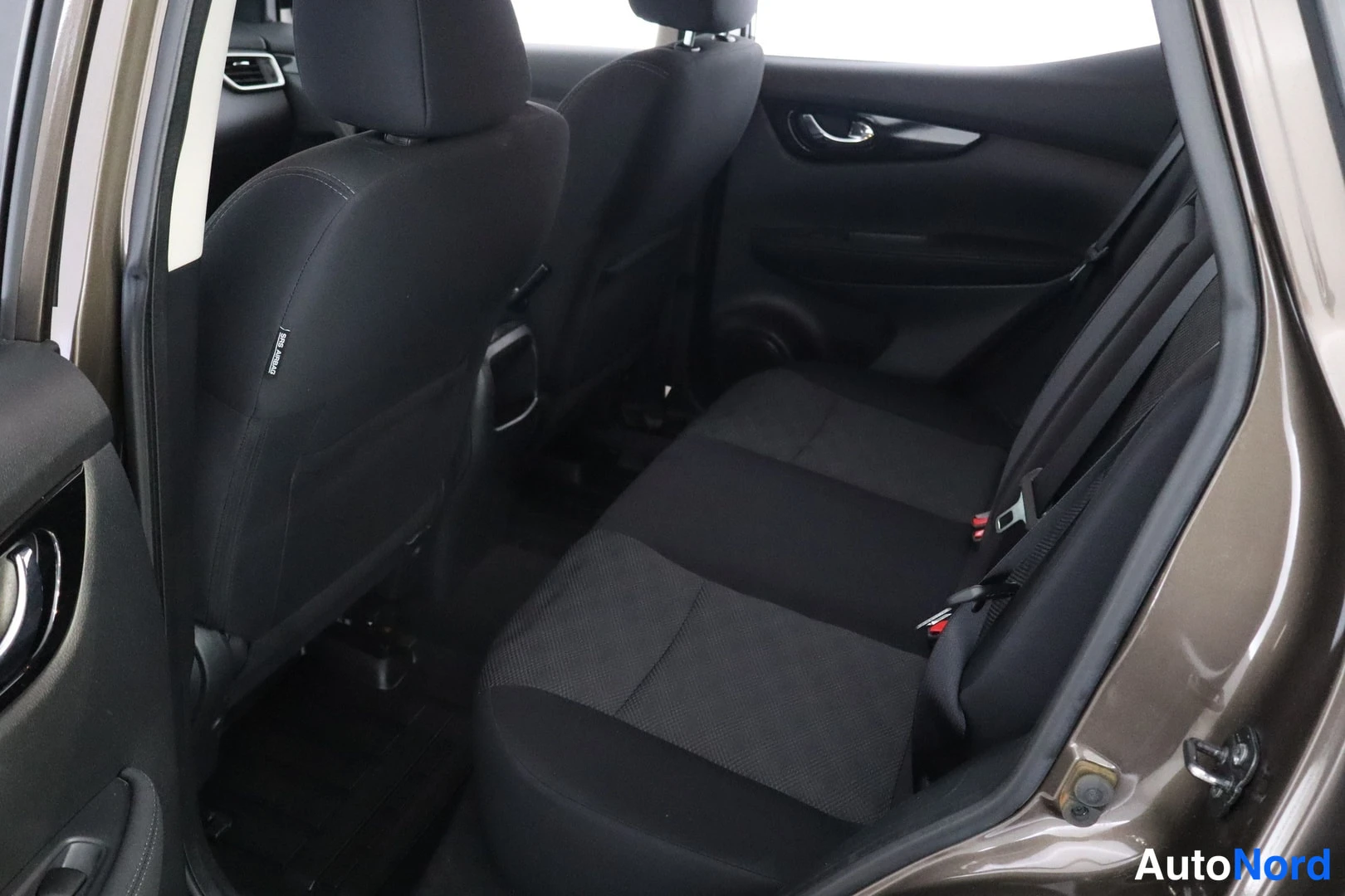 Ruskea Nissan Qashqai 2017, takaistuimet, kuva 12