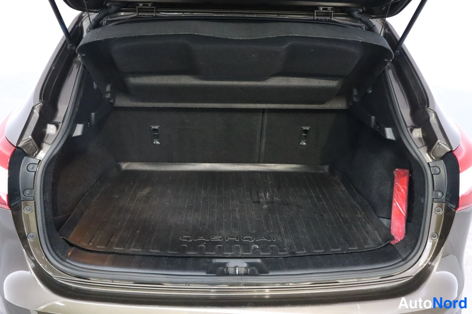 Ruskea Nissan Qashqai 2017, tavaratila, kuva 13