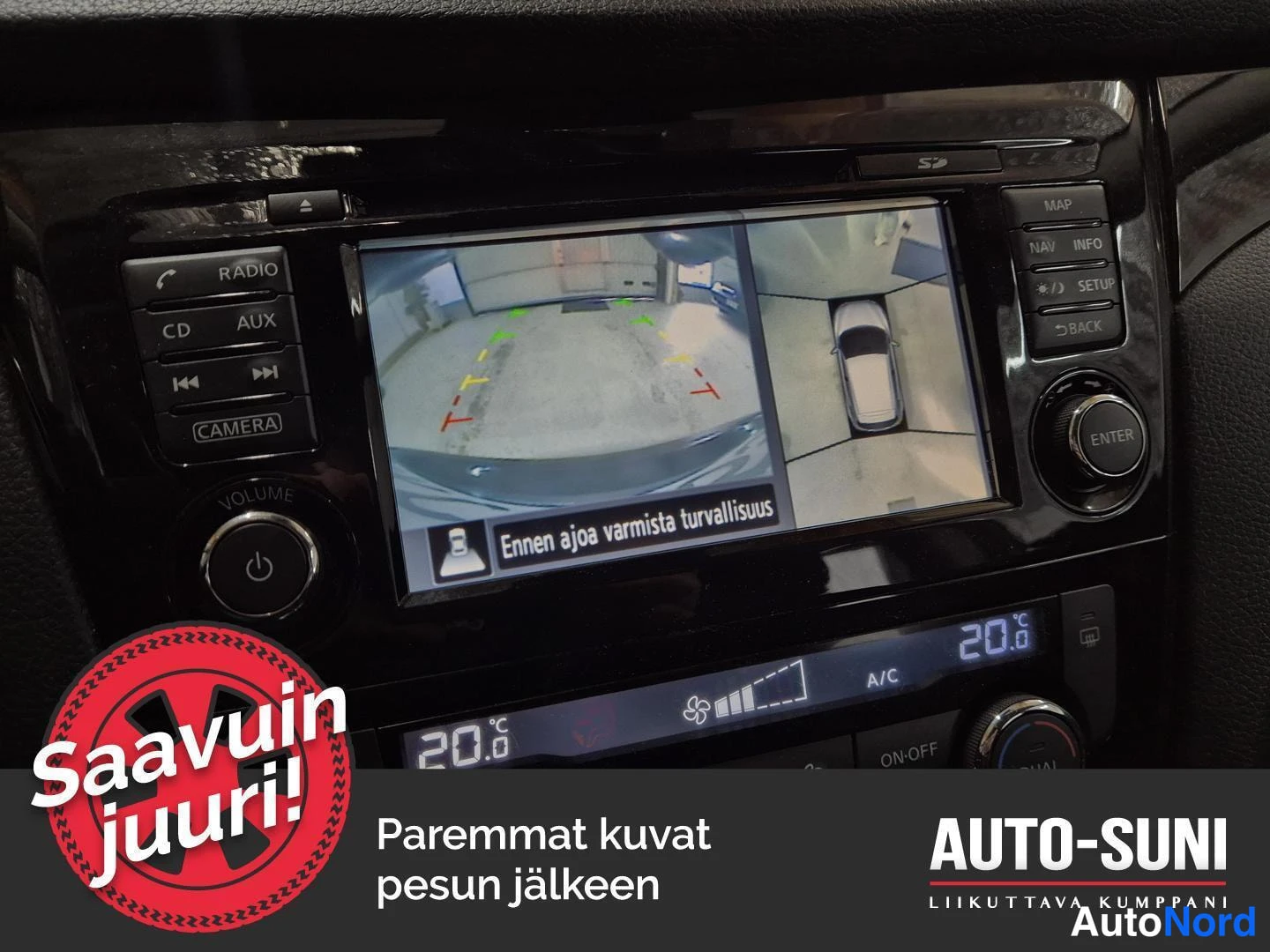Muu: Keskusnäyttö näyttää peruutuskameran kuvaa ja lintuperspektiiviä tekstillä 'Ennen ajoa varmista turvallisuus'; kuvassa myös AUTO-SUNI-teksti.