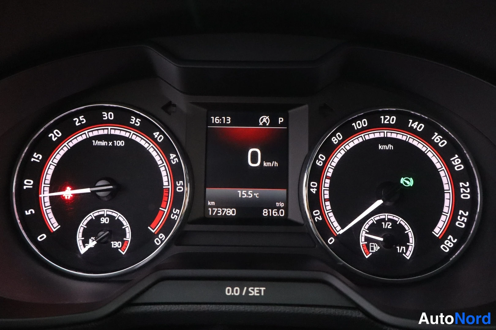 Muu: Kojetaulun mittarit lähikuvassa: kierroslukumittari vasemmalla, nopeusmittari oikealla ja keskellä näyttö, jossa lukema 173780 km.