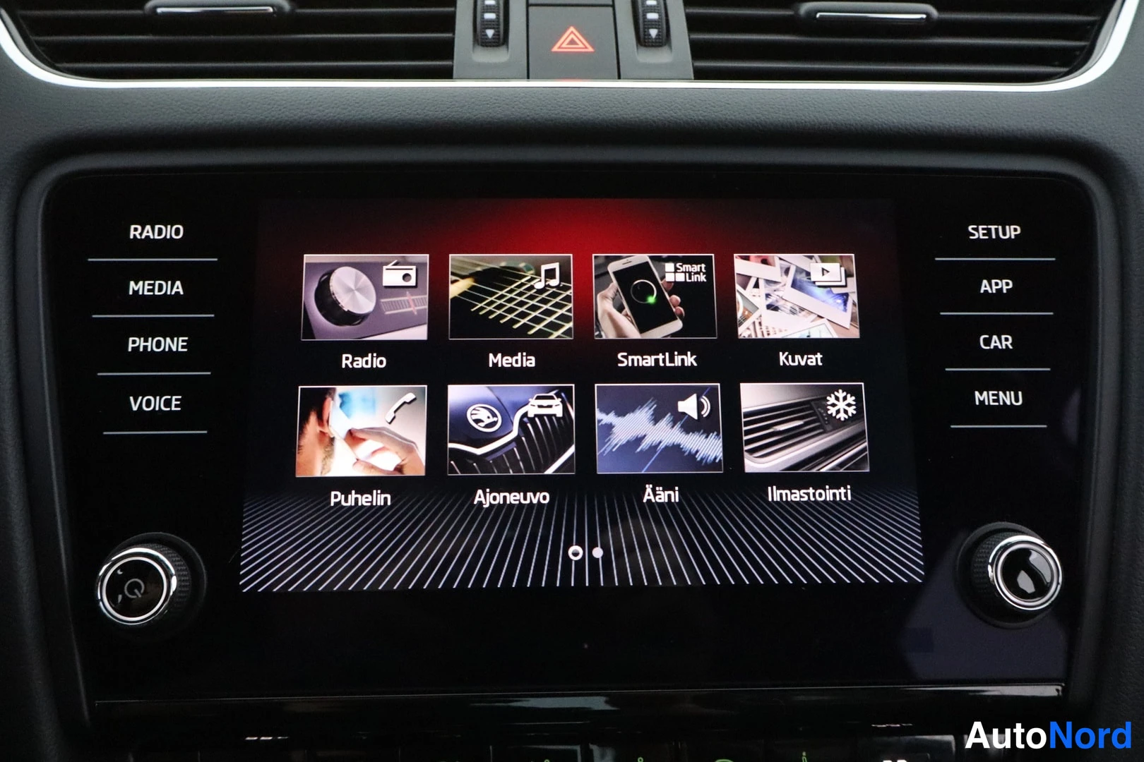 Muu: Auton infotainment-näyttö, jossa valikot Radio, Media, SmartLink, Kuvat, Puhelin, Ajoneuvo, Ääni, Ilmastointi
