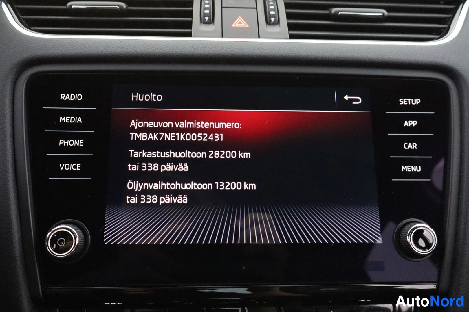 Muu: Huoltotiedot näytön kautta: huoltovalikko, jossa ajoneuvon valmistenumero TMBDK7NE1K0052431 ja huoltoon 28200 km