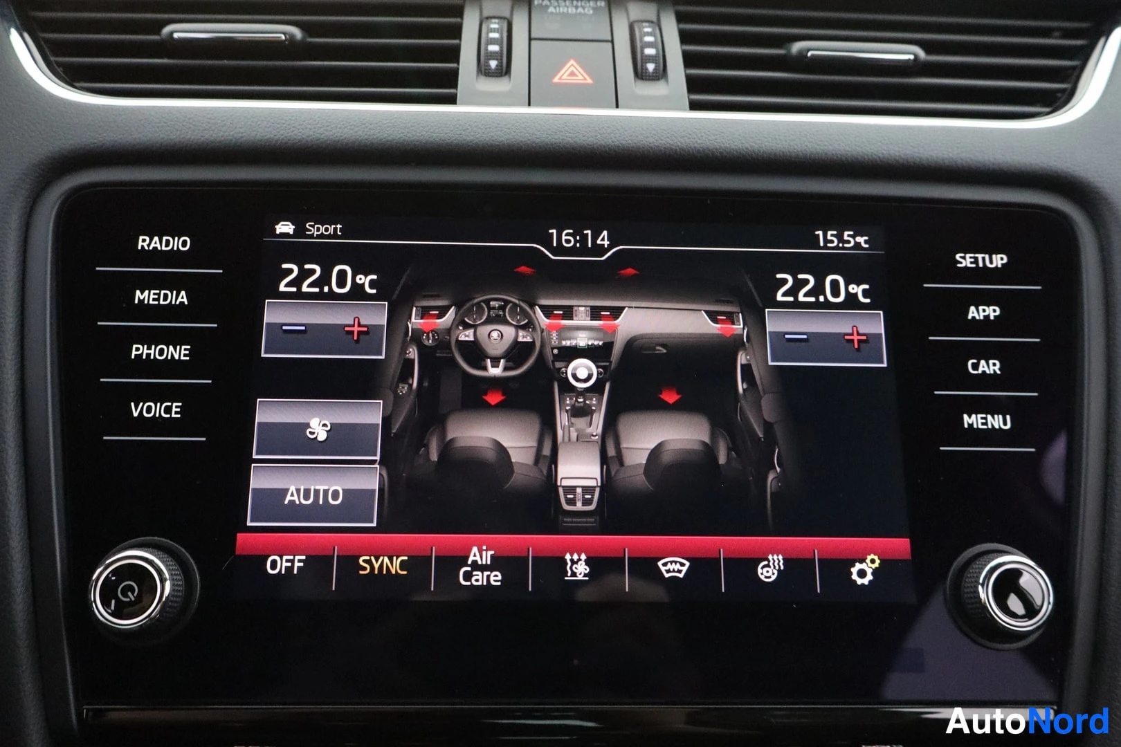 Muu: Kojelaudan infotainment-näyttö ilmastoinnin säädöillä: kaksivyöhykeilmastointi 22,0 °C, SYNC, AUTO ja Air Care -toiminnot näkyvillä.