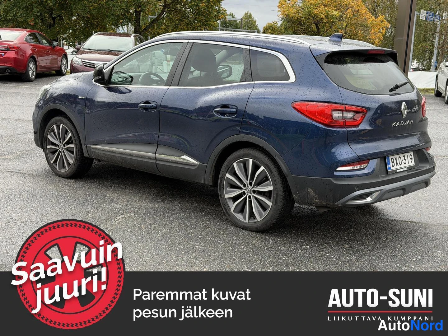 Takaviisto: Sininen Renault Kadjar takaa ja sivulta kuvattuna parkkipaikalla, rekisterikilpi näkyvissä.