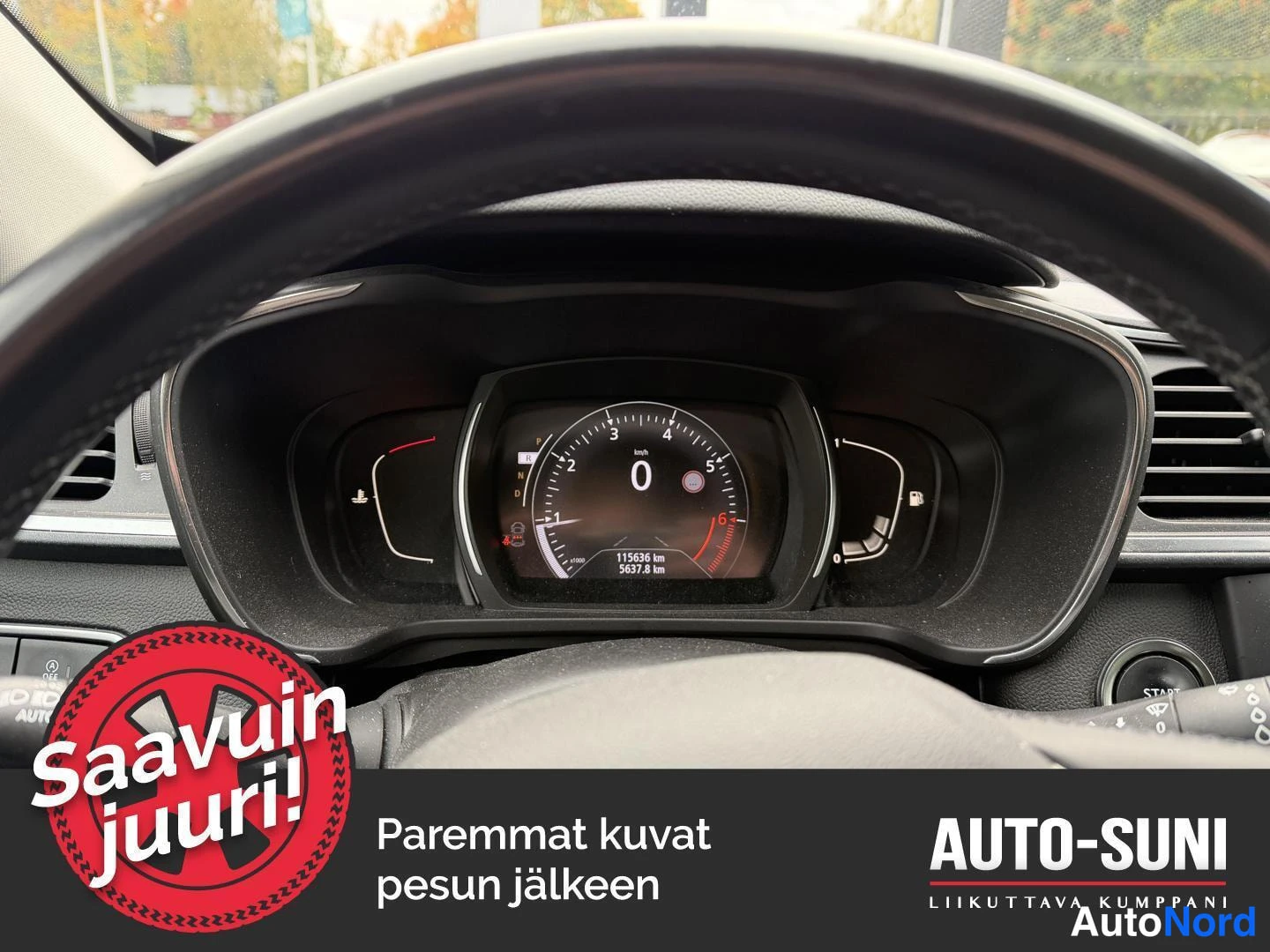 Muu: Ohjaamon kojetaulu, digitaalinen mittaristo näyttää nopeuden 0 ja matkan 115546 km.