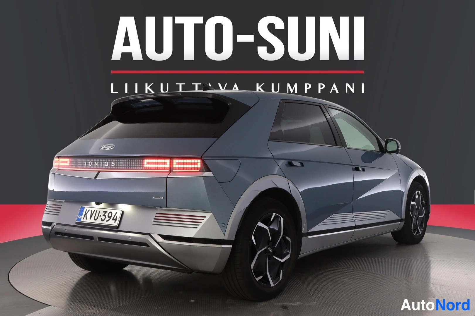 Takaviisto: Sinertävänharmaan Hyundai IONIQ 5 -sähköauton takakolmasosa, takavalaistus ja rekisterikilpi näkyvissä.