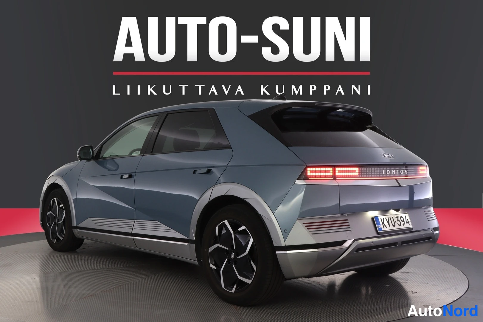 Takaviisto: Sinertävänharmaan Hyundai IONIQ 5 -sähköauton taka- ja sivunäkymä, takakori ja rekisterikilpi näkyvissä.