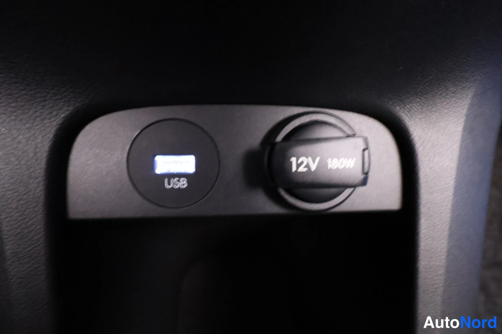 Yksityiskohta: USB-portti ja 12V 180W-sähköpistorasia