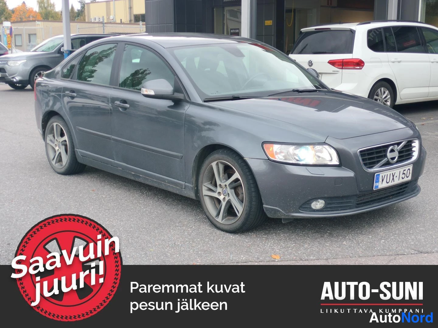 Etuviisto, nokka oikealle: Tummanharmaa Volvo S40 -sedan etukulmasta oikealta, rekisteritunnus.