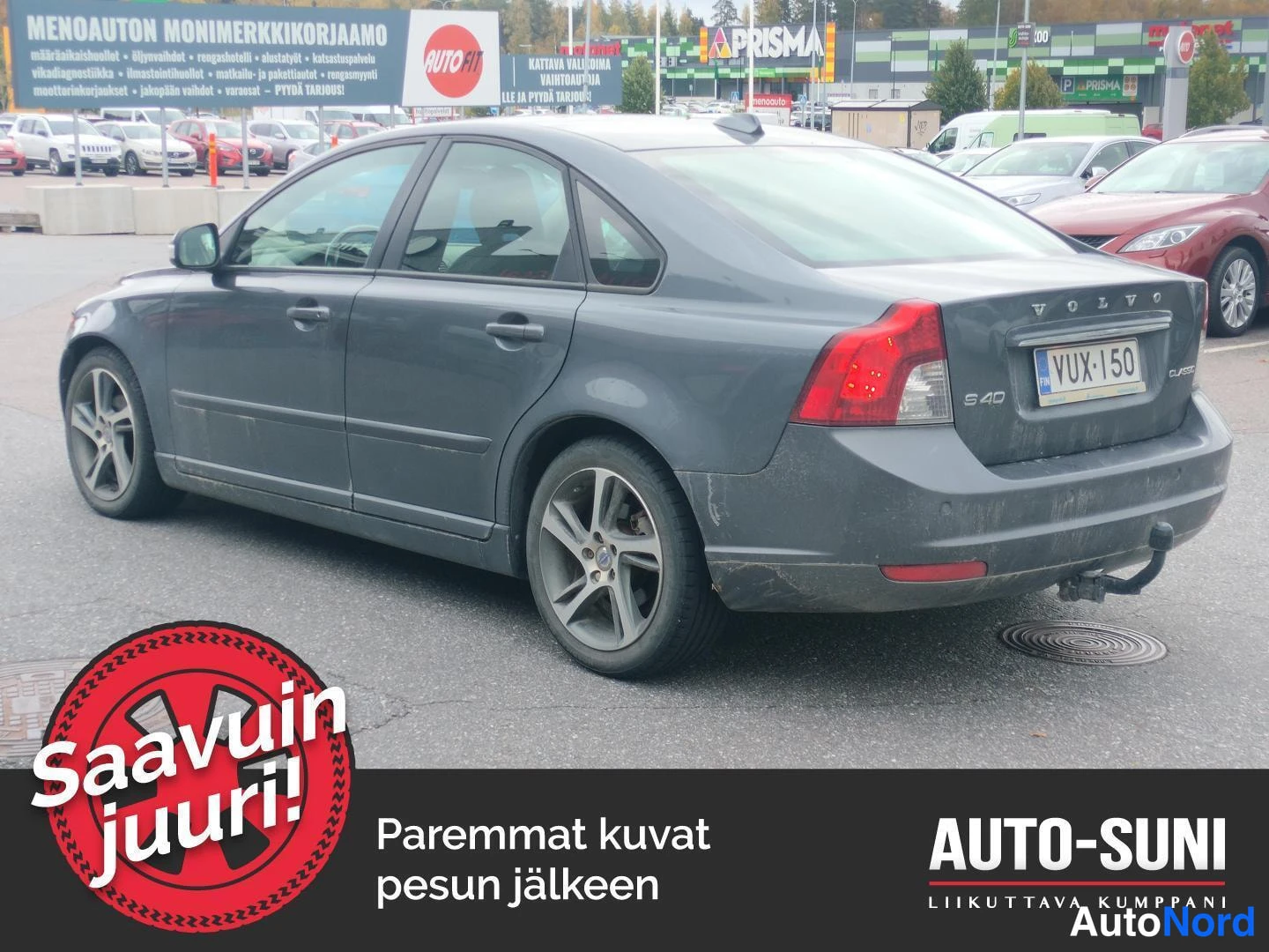 Takaviisto: Tummanharmaa Volvo S40 -sedan takakulmasta oikealta, S40-merkintä ja rekisteritunnus näkyvissä.