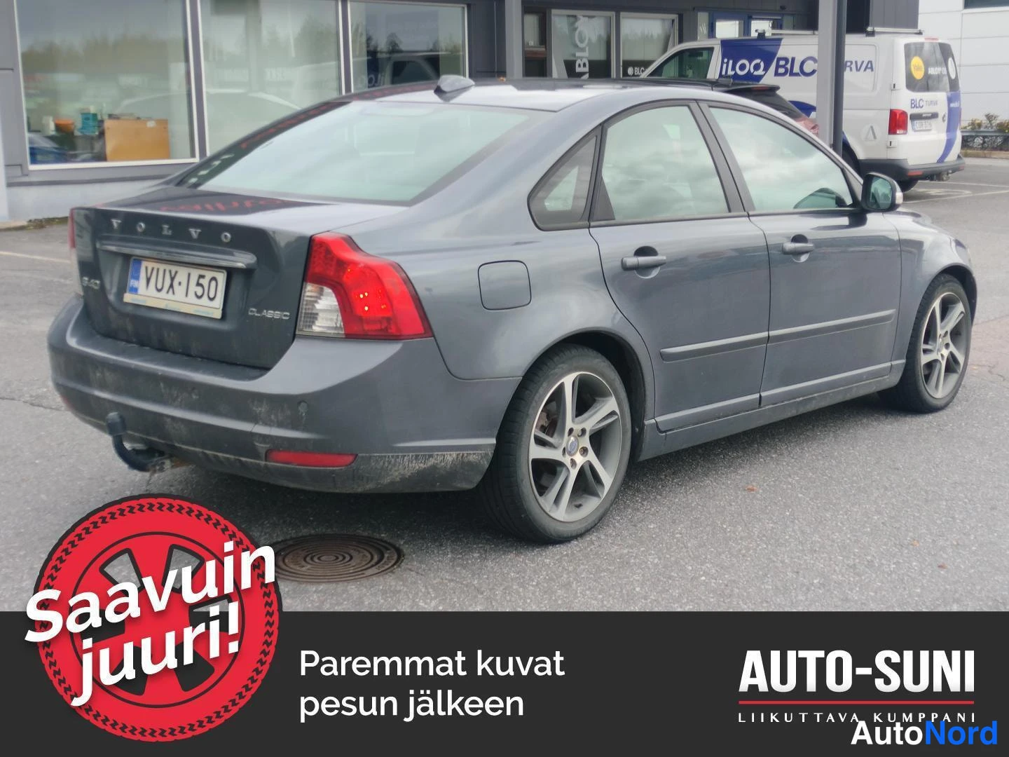 Takaviisto: Tummanharmaa Volvo S40 -sedan takakulmasta vasemmalta, rekisteritunnus ja takavalot näkyvissä.