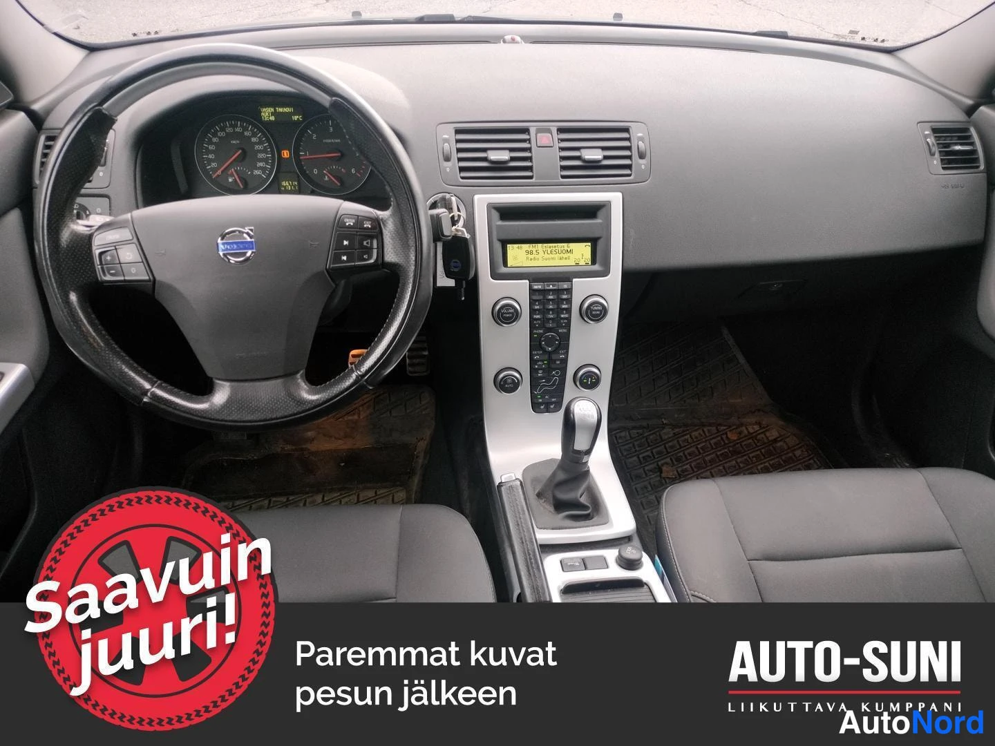 Muu: Ohjaamo vasemmalta: Volvo-ohjauspyörä, mittaristo, keskikonsolin radio- ja ilmastointilaitteet sekä manuaali- tai automaattivaihteen valitsin.