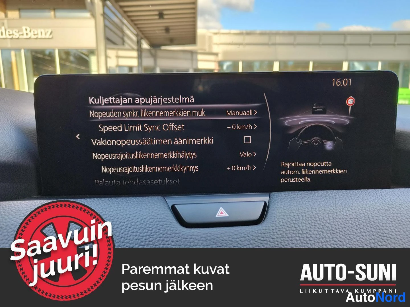 Muu: Keskinäytön valikko 'Kuljettajan apujärjestelmä' näkyvissä: nopeuden synkronointi liikennemerkkien mukaan, Speed Limit Sync Offset sekä nopeusrajoitusliikenneme