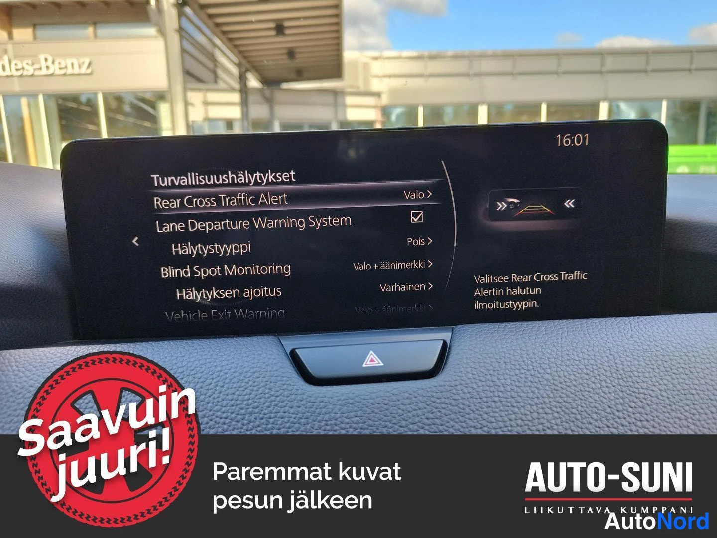 Muu: Keskinäytön turvallisuushälytysten valikko: Rear Cross Traffic Alert, Lane Departure Warning System, Blind Spot Monitoring, Hälytyksen ajoitus ja Vehicle Exit W