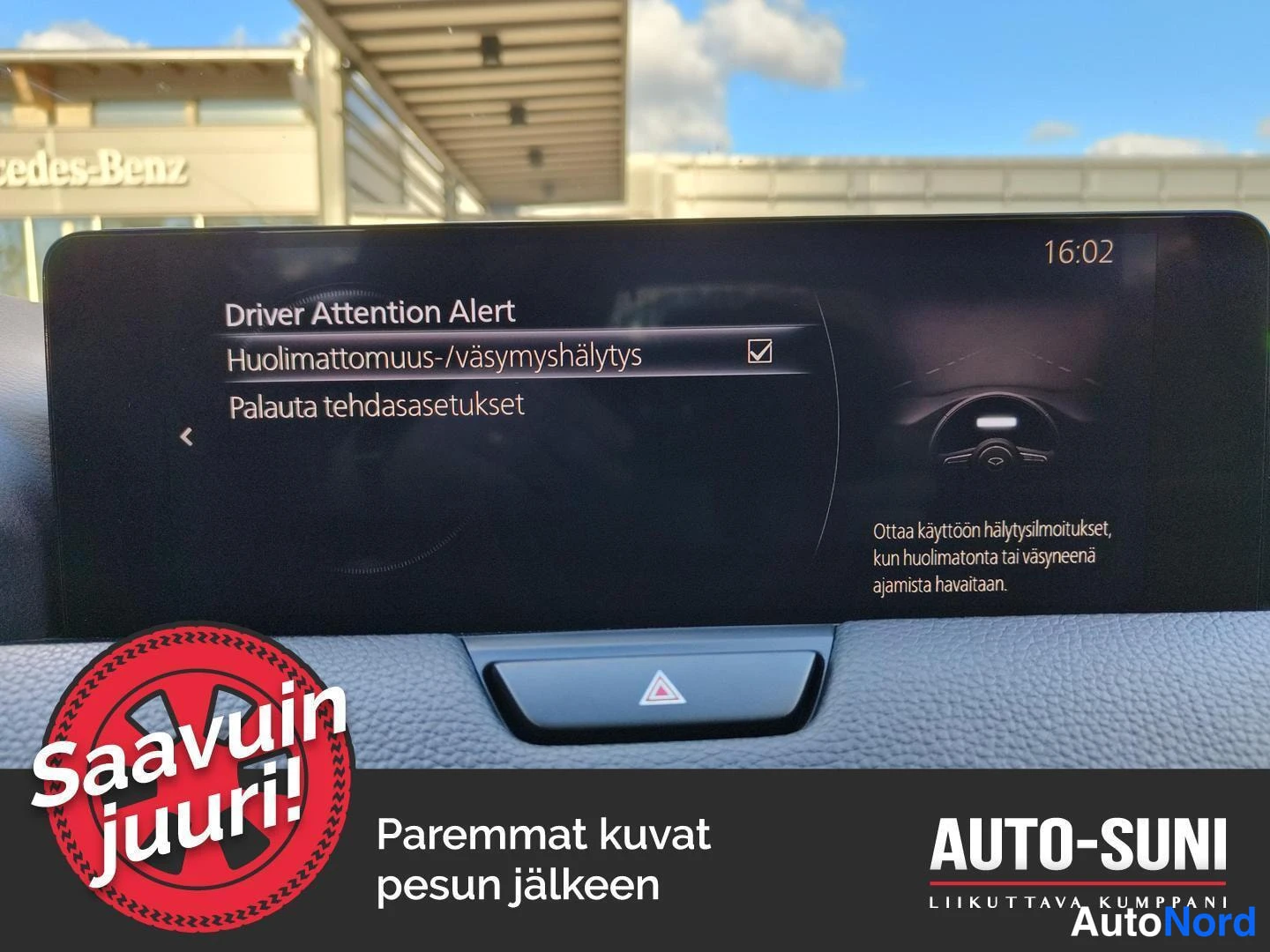 Muu: Auton kojelaudan näyttö, jossa on Driver Attention Alert -valikko ja huolimattomuus-/väsymyshälytys valittuna valintaruudulla.
