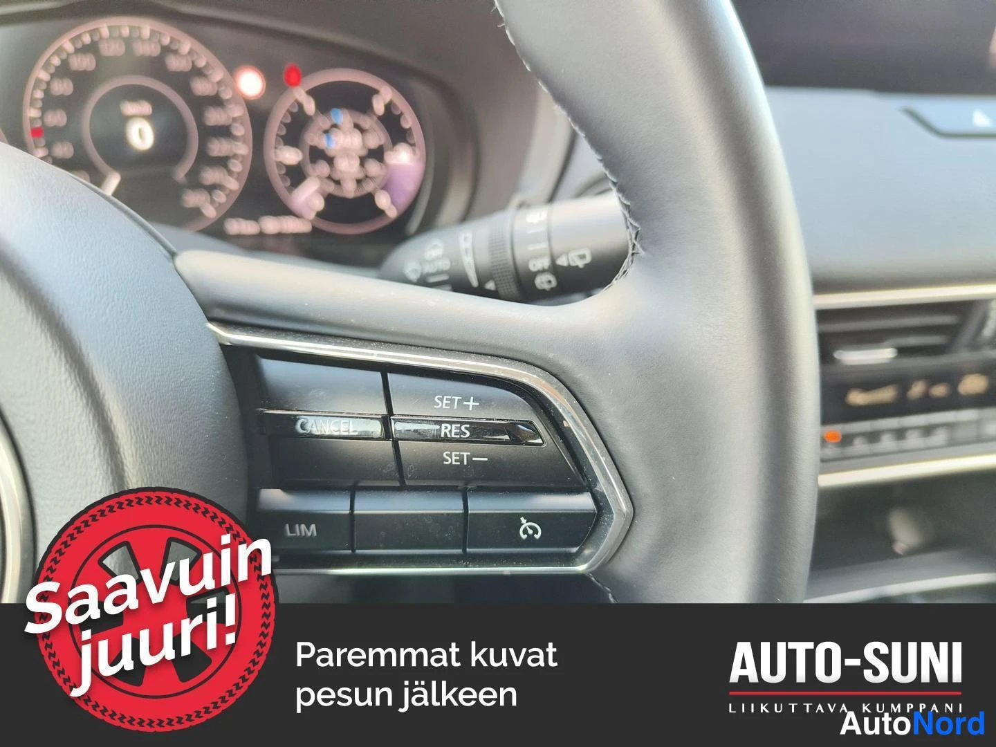 Muu: Ohjauspyörän vasemmassa napistossa näkyy SET+, RES, SET–, CANCEL ja LIM -painikkeet ja speed limit control.