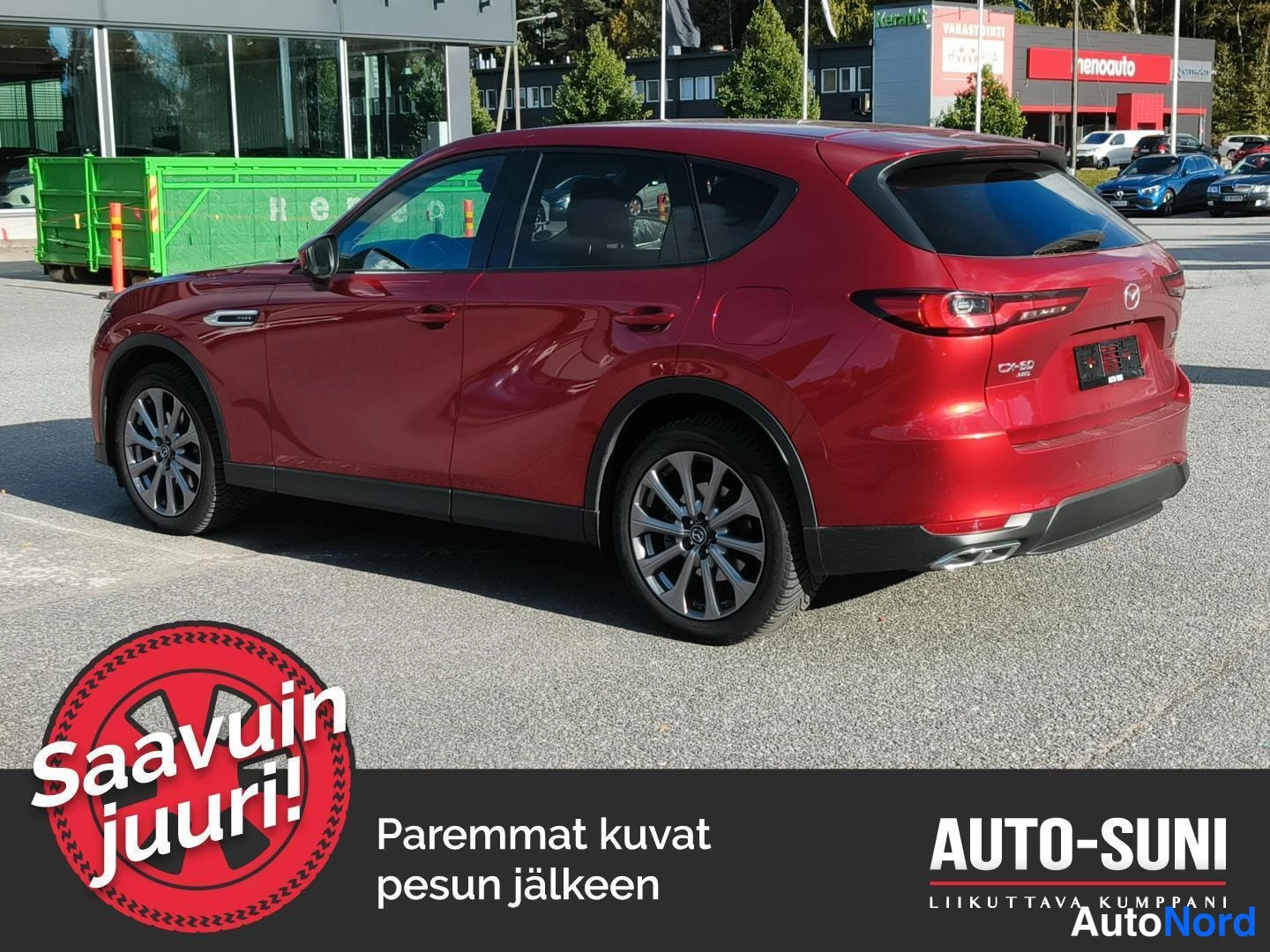 Takaviisto: Punainen Mazda CX-60 takaviistosta oikealta kuvattuna, takakansi ja kylki näkyvissä parkkipaikalla.