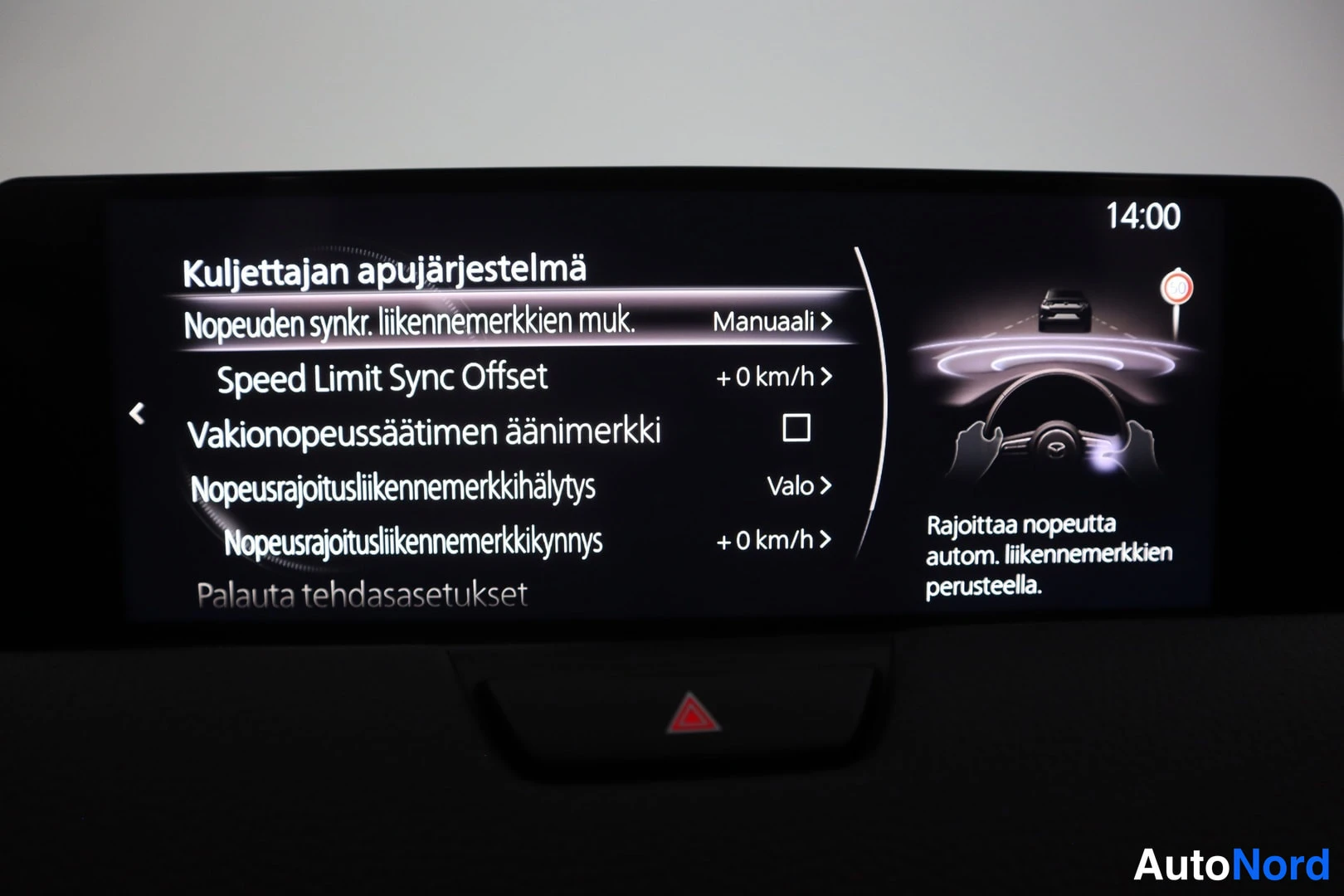 Punainen Mazda CX-60 2022, yksityiskohta, kuva 16