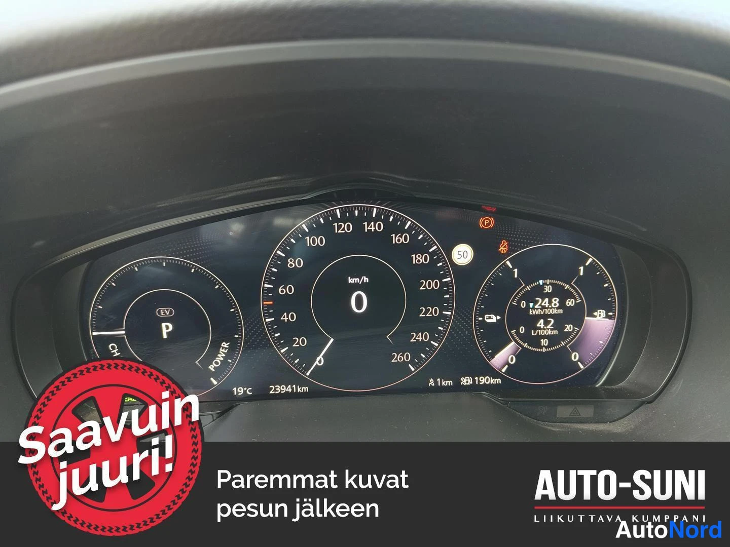 Yksityiskohta: Mittaristö: nopeusmittari 0 km/h, matkamittari 23941 km, polttoainearvo 24.8 km, kulutus 4.2 l/100km, vaihde P ja EV-tila näkyvät.