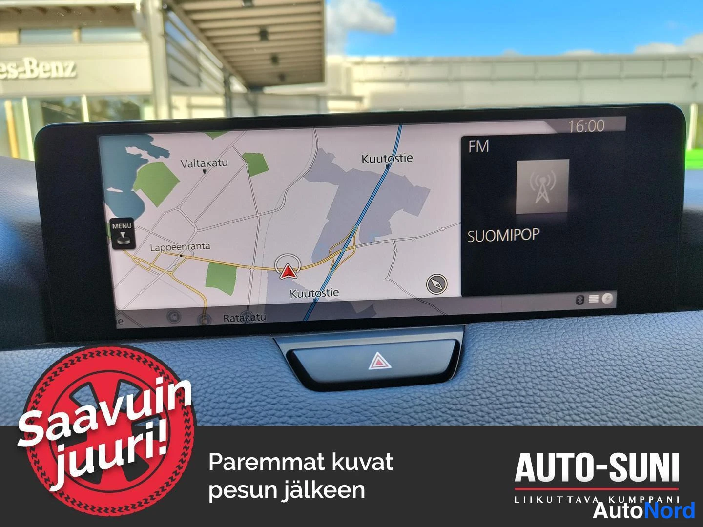 Yksityiskohta: Keskinäyttö näyttää navigaatio-karttaa alueella Lappeenranta (esim. Valtakatu, Kuuotstie, Ratkatu) ja FM-radio 'SUOMPOP' kanava 16:00.