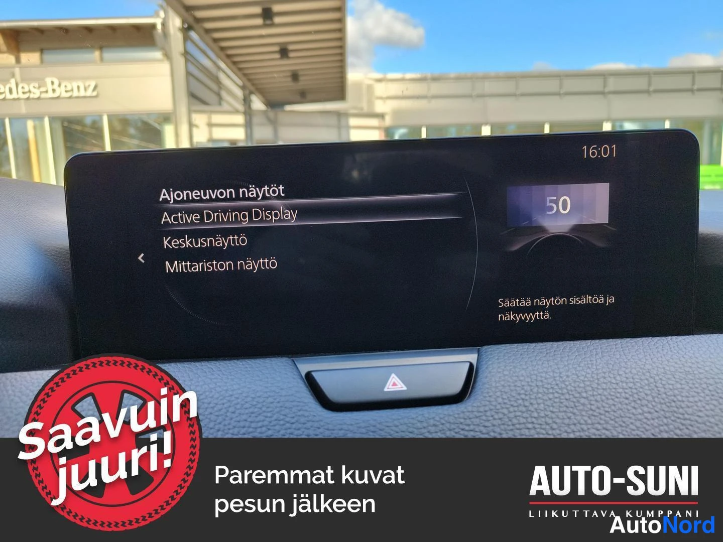Muu: Ajoneuvon keskinäytön valikko 'Ajoneuvon näytöt' näkyy kuvassa; valittavana Active Driving Display, Keskusnäyttö ja Mittariston näyttö. Kellonaika 16:01.