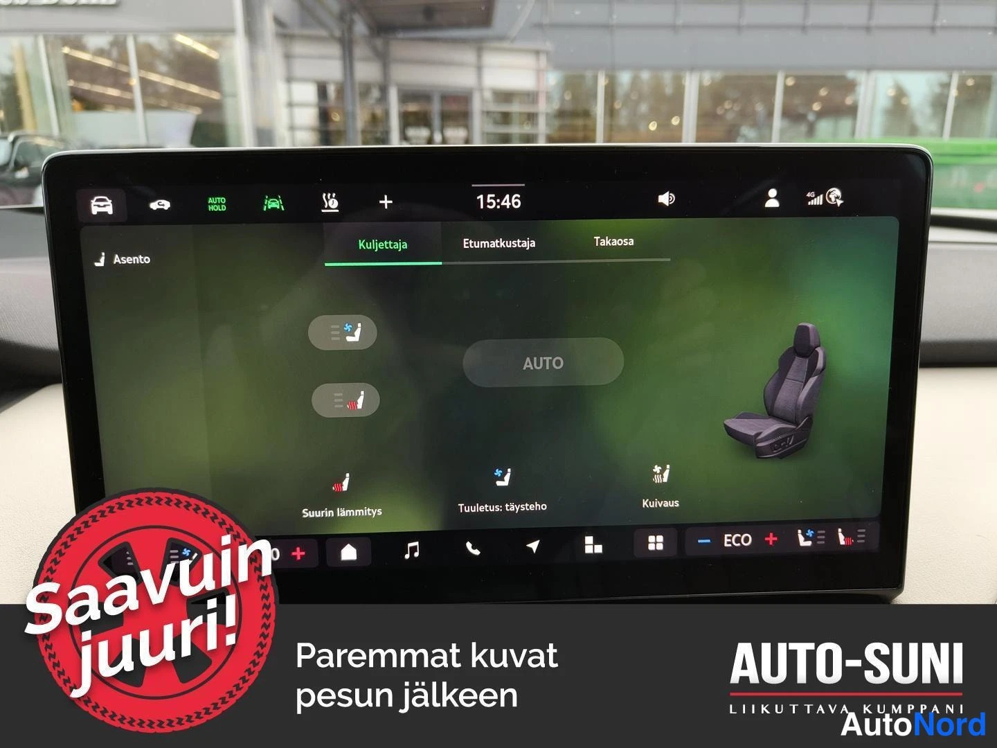 Muu: Auton musta keskinäytön Asento-valikko: Kuljettaja-valinta esillä, AUTO-painike sekä toiminnot Suurin lämmitys, Tuuletus: täysteho ja Kuivaus. Ruudun päällä pun