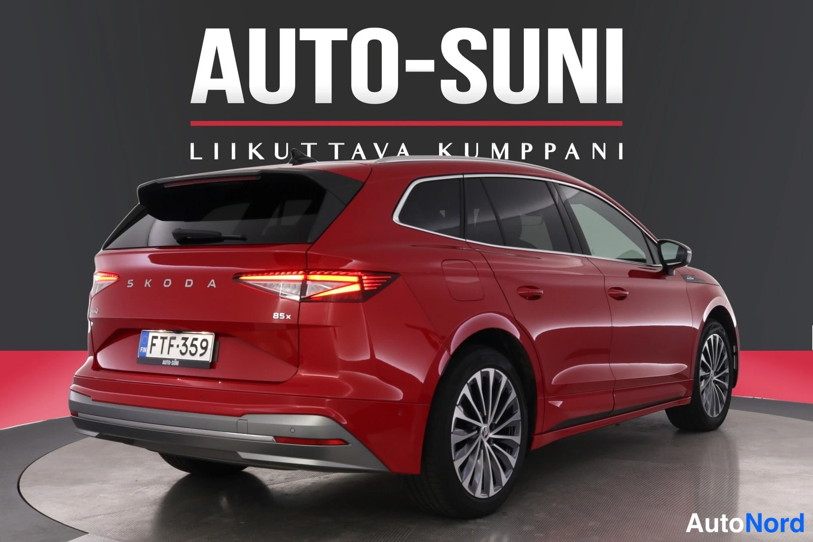 Punainen Skoda Enyaq 2025, takaviisto, kuva 7