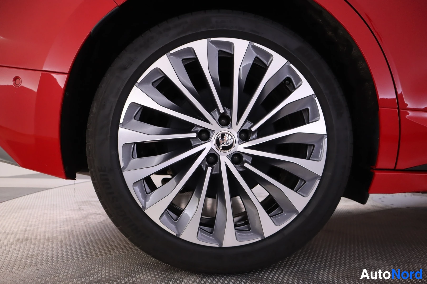 Punainen Skoda Enyaq 2025, sivulta, kuva 6