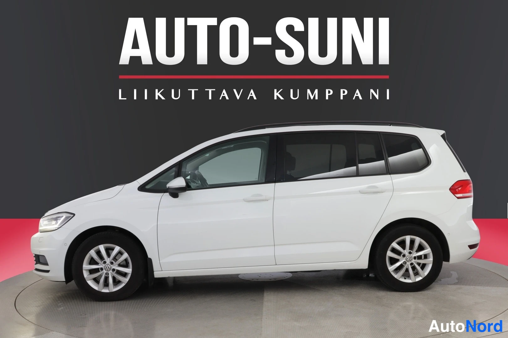 Valkoinen Volkswagen Touran 2018, etuviisto, keula vasemmalle, kuva 2