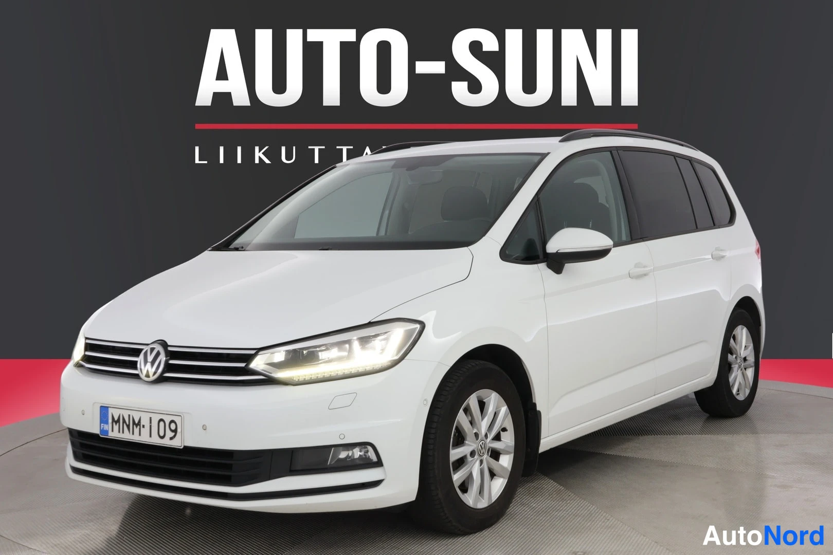 Valkoinen Volkswagen Touran 2018, etuviisto, keula vasemmalle, kuva 3