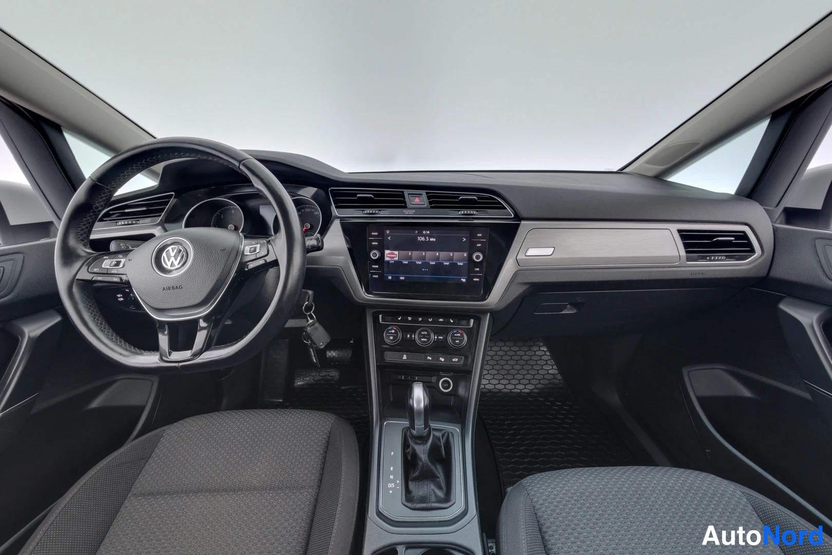 Valkoinen Volkswagen Touran 2018, ohjaamo, kuva 11