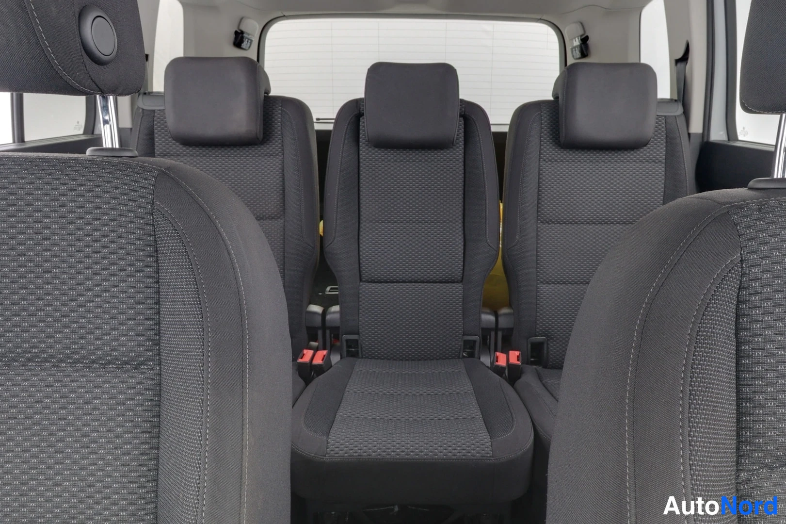 Valkoinen Volkswagen Touran 2018, takaistuimet, kuva 17