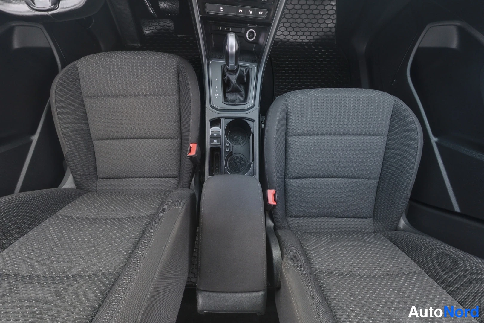 Valkoinen Volkswagen Touran 2018, etuistuimet, kuva 15