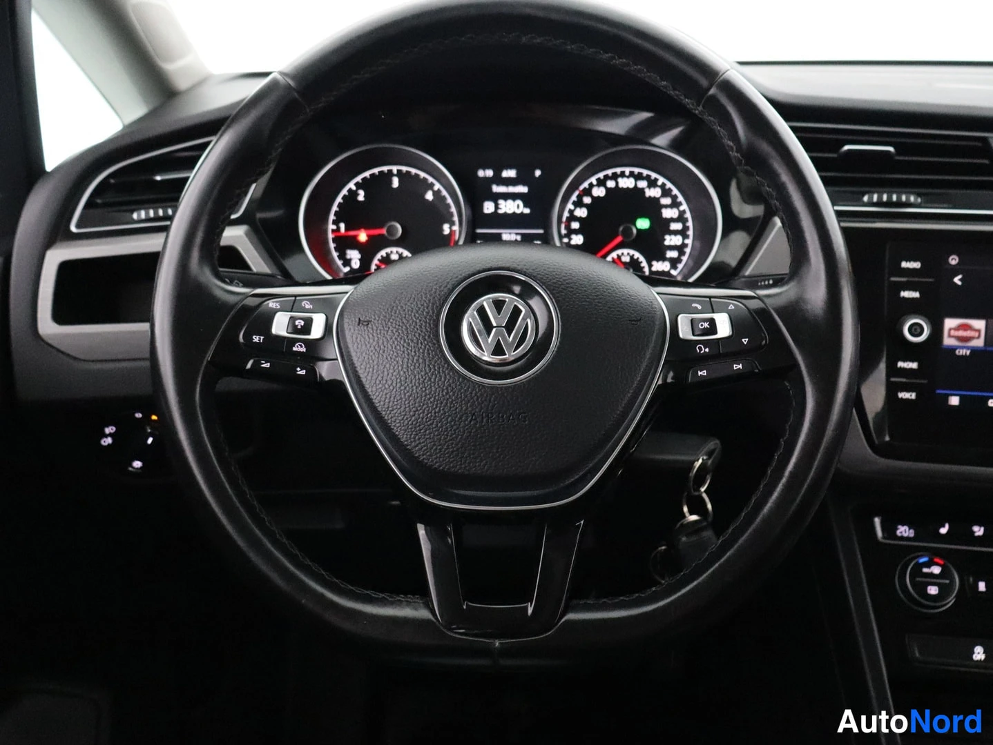 Valkoinen Volkswagen Touran 2018, ohjaamo, kuva 12