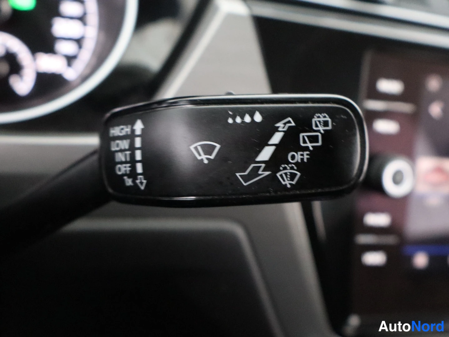 Valkoinen Volkswagen Touran 2018, yksityiskohta, kuva 34