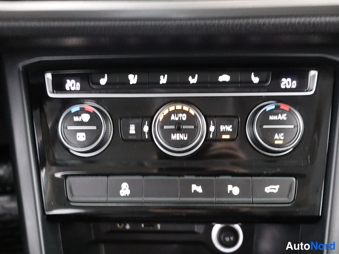 Valkoinen Volkswagen Touran 2018, yksityiskohta, kuva 26