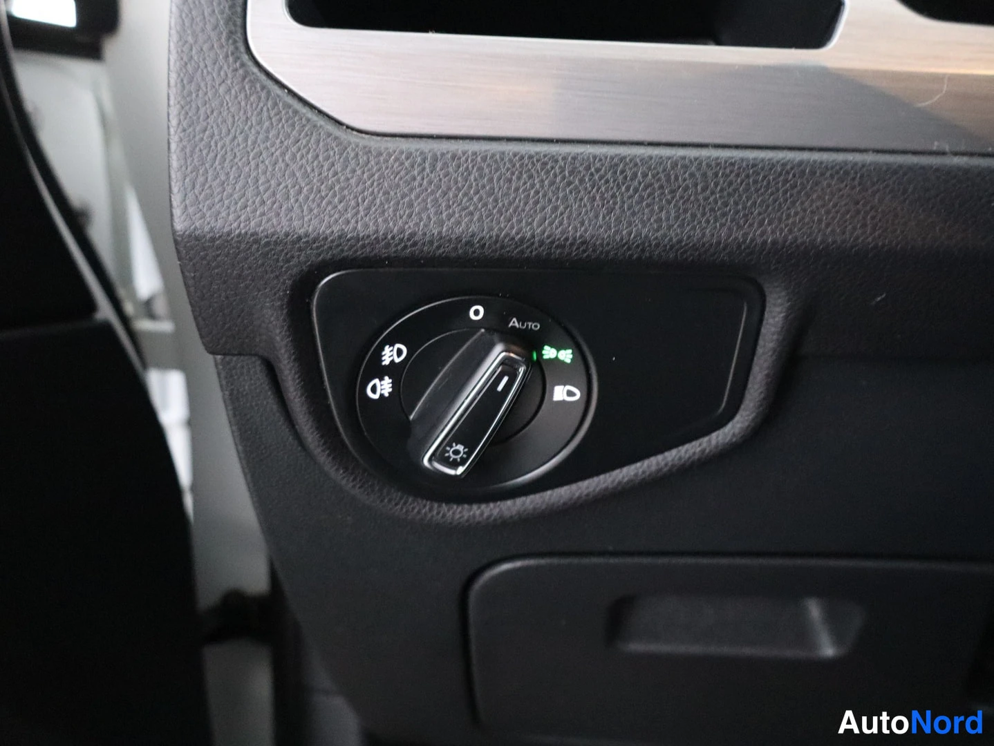 Valkoinen Volkswagen Touran 2018, yksityiskohta, kuva 32