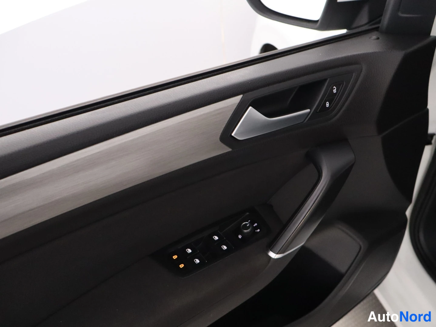 Valkoinen Volkswagen Touran 2018, yksityiskohta, kuva 33